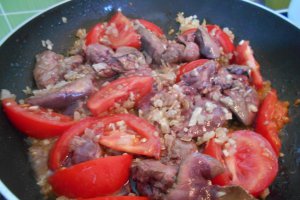 Ficatei de pui in sos de vin si rosii, la tigaie