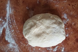Pizza rapida cu blat pufos (fara drojdie) cu aluat fraged