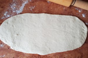 Pizza rapida cu blat pufos (fara drojdie) cu aluat fraged