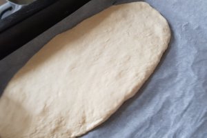 Pizza rapida cu blat pufos (fara drojdie) cu aluat fraged