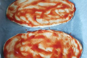 Pizza rapida cu blat pufos (fara drojdie) cu aluat fraged