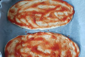 Pizza rapida cu blat pufos (fara drojdie) cu aluat fraged