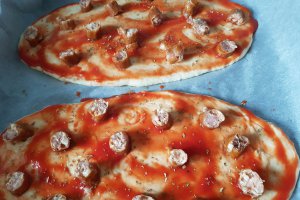 Pizza rapida cu blat pufos (fara drojdie) cu aluat fraged