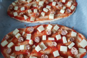 Pizza rapida cu blat pufos (fara drojdie) cu aluat fraged