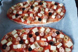 Pizza rapida cu blat pufos (fara drojdie) cu aluat fraged