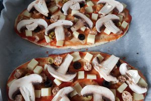 Pizza rapida cu blat pufos (fara drojdie) cu aluat fraged
