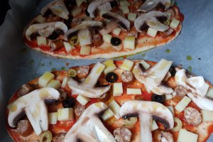 Pizza rapida cu blat pufos (fara drojdie) cu aluat fraged