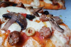 Pizza rapida cu blat pufos (fara drojdie) cu aluat fraged