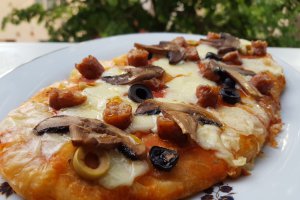 Pizza rapida cu blat pufos (fara drojdie) cu aluat fraged