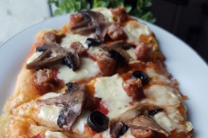 Pizza rapida cu blat pufos (fara drojdie) cu aluat fraged