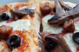 Pizza rapida cu blat pufos (fara drojdie) cu aluat fraged
