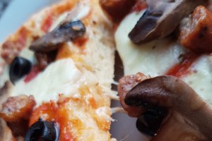 Pizza rapida cu blat pufos (fara drojdie) cu aluat fraged