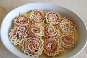 Mini rulouri de lasagna ondulate, cu sunca si cascaval, in sos de smantana si mustar