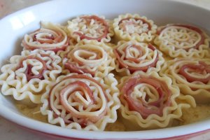 Mini rulouri de lasagna ondulate, cu sunca si cascaval, in sos de smantana si mustar