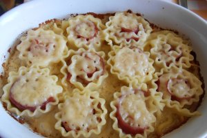 Mini rulouri de lasagna ondulate, cu sunca si cascaval, in sos de smantana si mustar