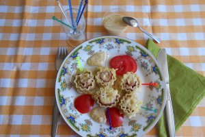 Mini rulouri de lasagna ondulate, cu sunca si cascaval, in sos de smantana si mustar