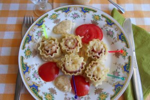 Mini rulouri de lasagna ondulate, cu sunca si cascaval, in sos de smantana si mustar