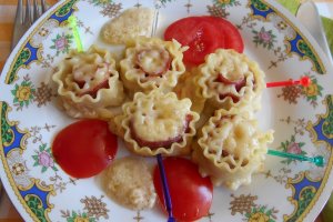 Mini rulouri de lasagna ondulate, cu sunca si cascaval, in sos de smantana si mustar