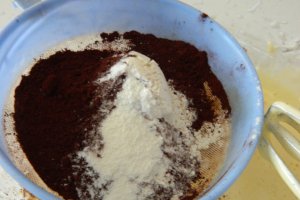 Desert tort cu blat de cacao si crema cu mascarpone si afine