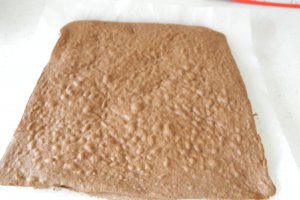 Desert tort cu blat de cacao si crema cu mascarpone si afine