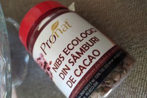 Desert briose din albusuri cu capsuni si samburi de cacao