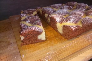Desert prajitura grilaj cu blat de cacao si crema de branza