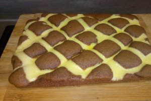 Desert prajitura grilaj cu blat de cacao si crema de branza