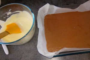 Desert prajitura grilaj cu blat de cacao si crema de branza