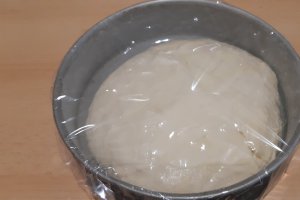 Focaccia pufoasa cu rosii cherry si usturoi