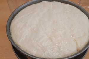 Focaccia pufoasa cu rosii cherry si usturoi
