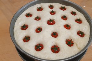 Focaccia pufoasa cu rosii cherry si usturoi
