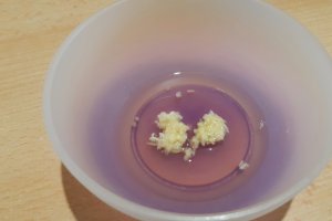 Focaccia pufoasa cu rosii cherry si usturoi