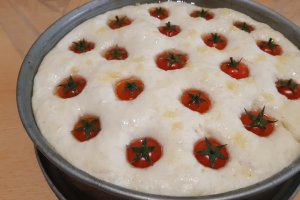 Focaccia pufoasa cu rosii cherry si usturoi
