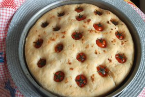 Focaccia pufoasa cu rosii cherry si usturoi