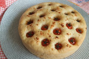Focaccia pufoasa cu rosii cherry si usturoi