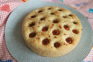 Focaccia pufoasa cu rosii cherry si usturoi