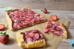 Desert tarta rustica cu capsuni si crema de branza