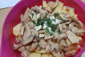 Cartofi cu ciuperci si ierburi aromate in sos de rosii la cuptor