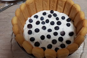 Desert tort din piscoturi, cu crema de iaurt si fructe
