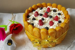 Desert tort din piscoturi, cu crema de iaurt si fructe