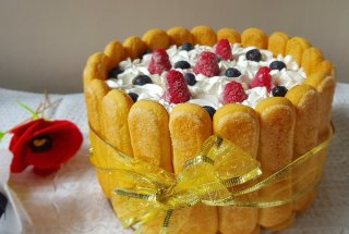Desert tort din piscoturi, cu crema de iaurt si fructe