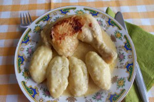 Pulpe de pui la tigaie, cu smantana si galuste