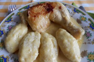 Pulpe de pui la tigaie, cu smantana si galuste