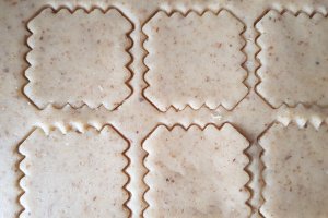 Desert tort Linzer cu ciocolata si nuci (tort cu fursecuri)
