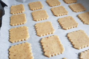 Desert tort Linzer cu ciocolata si nuci (tort cu fursecuri)