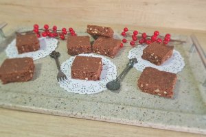 Desert negresa cu ciocolata si migdale (Brownies)