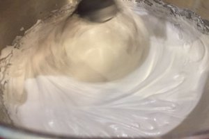 Desert Pavlova cu crema de vanilie si capsuni