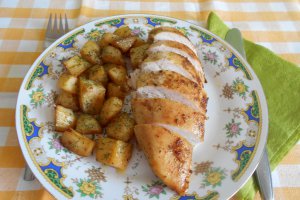 Piept de pui, cu cartofi noi, la cuptor