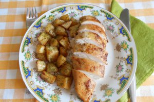 Piept de pui, cu cartofi noi, la cuptor