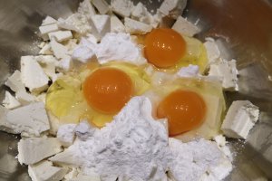 Desert negresa cu urda, mure si piersici